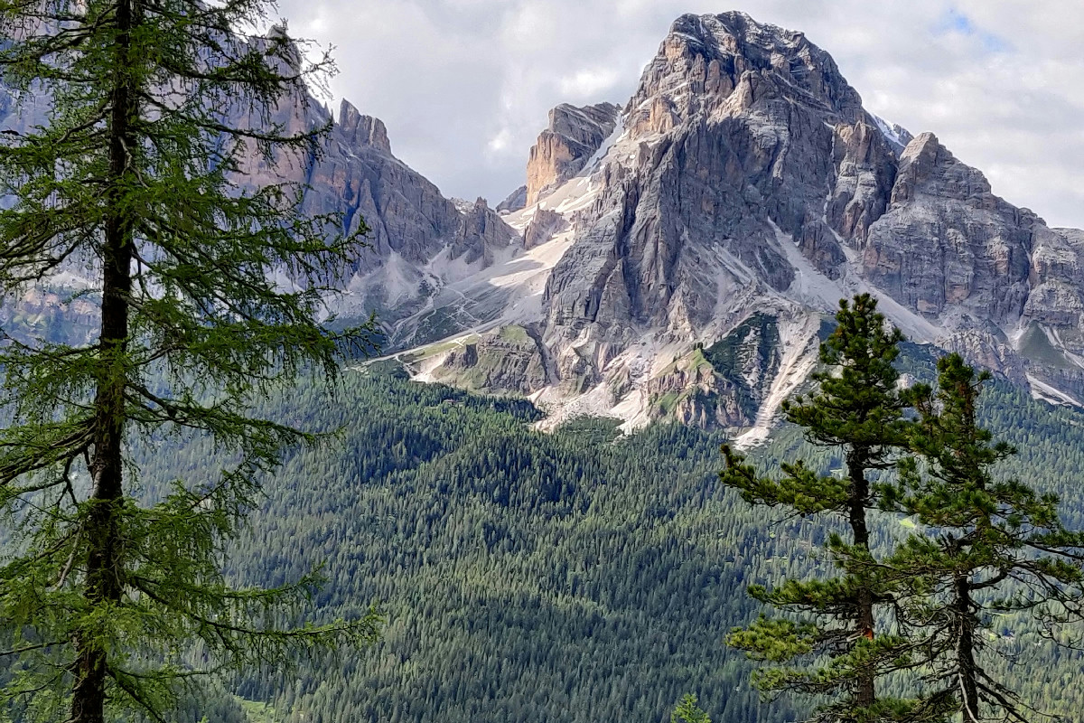 10 piscine calde in Italia dove immergersi per relax totale e panorami spettacolari