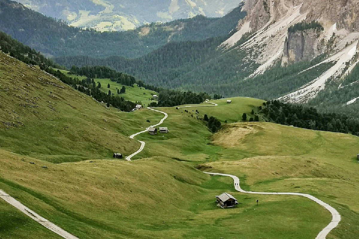 4 itinerari ciclabili tra le vette svizzere con paesaggi mozzafiato e natura autentica