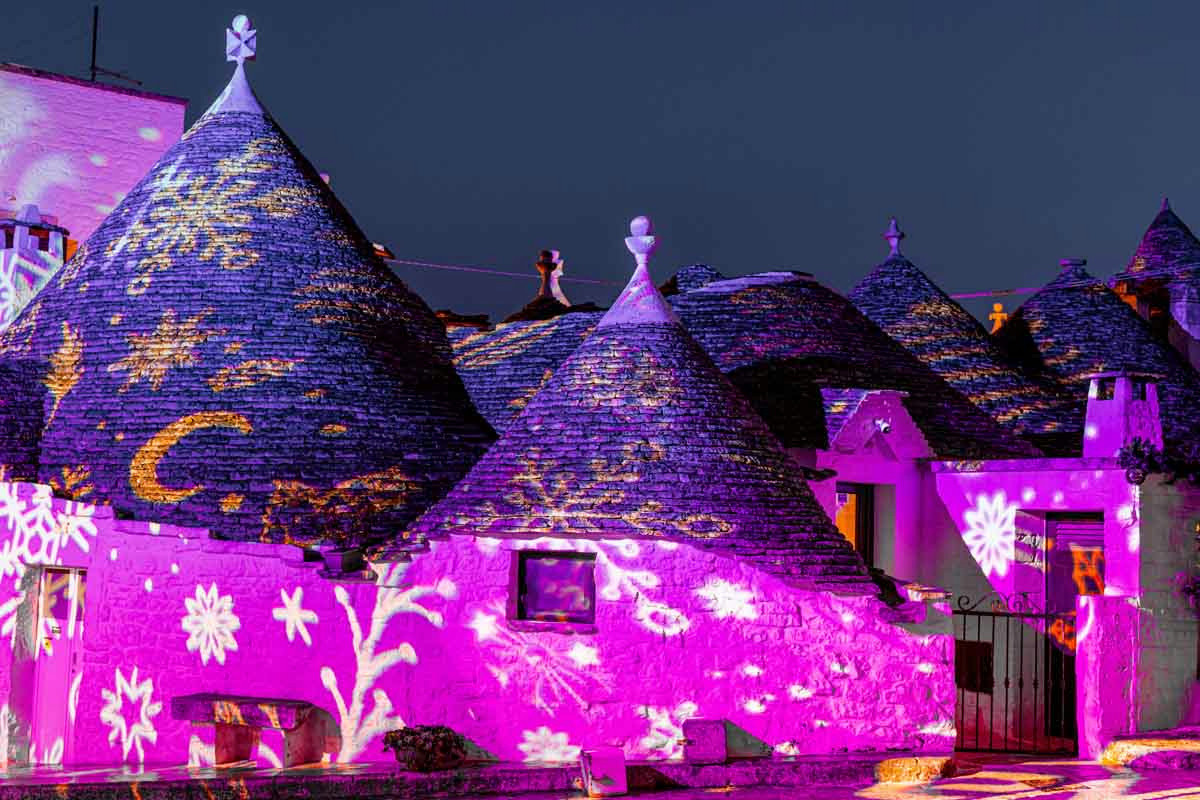 Alberobello si accende per Natale tra trulli illuminati e suggestive vie d’inverno