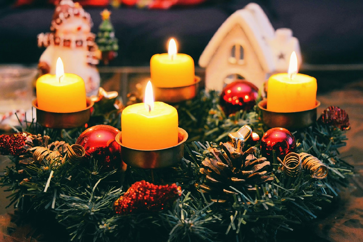 Candele naturali per creare un’atmosfera calda e accogliente durante le feste di Natale 2025