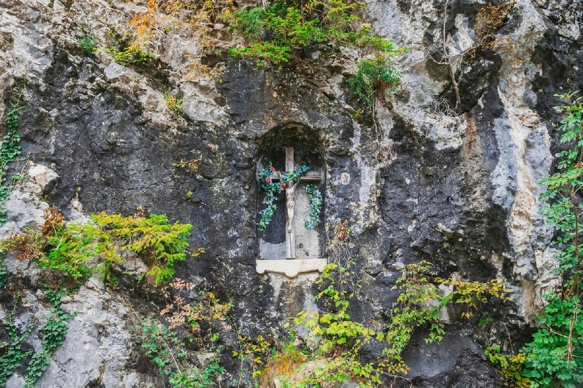 La chiesa scolpita nella roccia ammalia con la sua imponenza e una bellezza senza pari