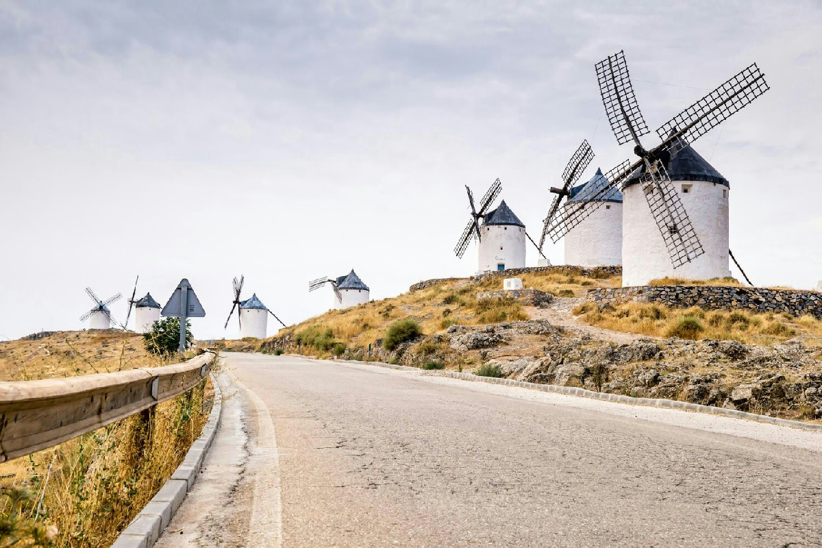 Tra le colline silenziose si estende una vallata dove antichi mulini arricchiscono il paesaggio storico e naturale