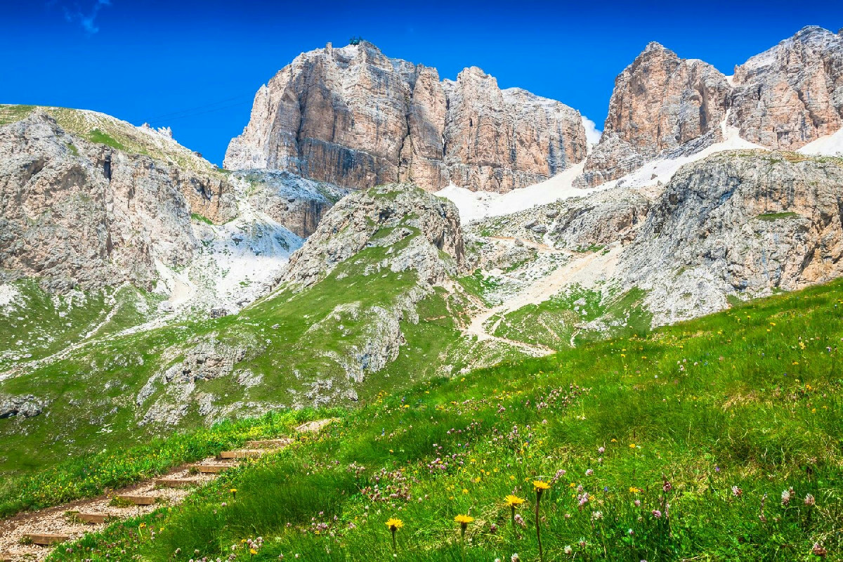 Escursione tra vette leggendarie: il percorso per ammirare uno dei panorami più celebri delle Dolomiti
