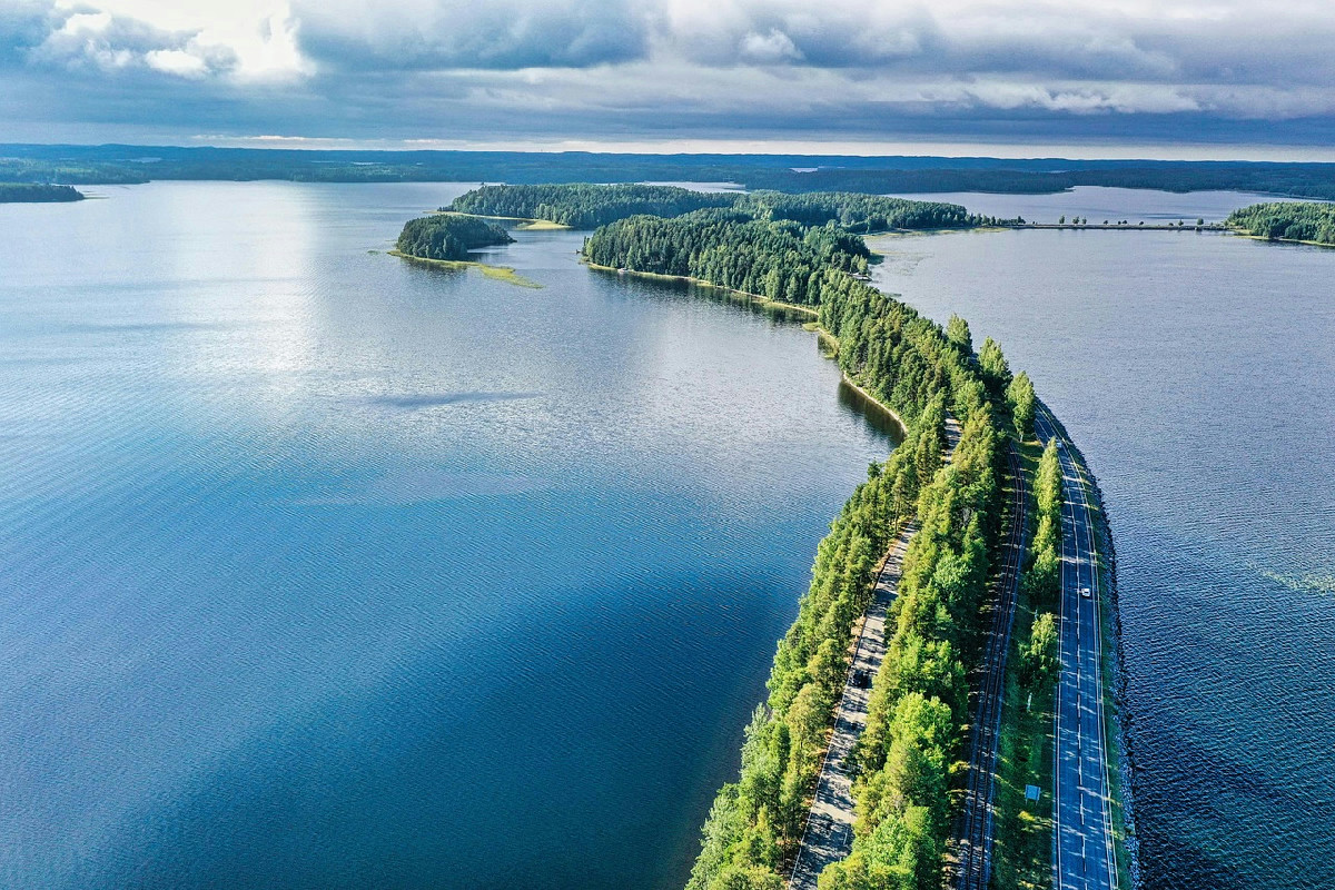 La Finlandia della luce nordica: laghi cristallini e cieli luminosi tra le Alpi del Nord