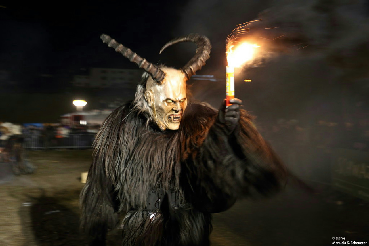 In inverno alpino i Krampus invadono le strade: il mistero e il significato dell’antico rito oscuro