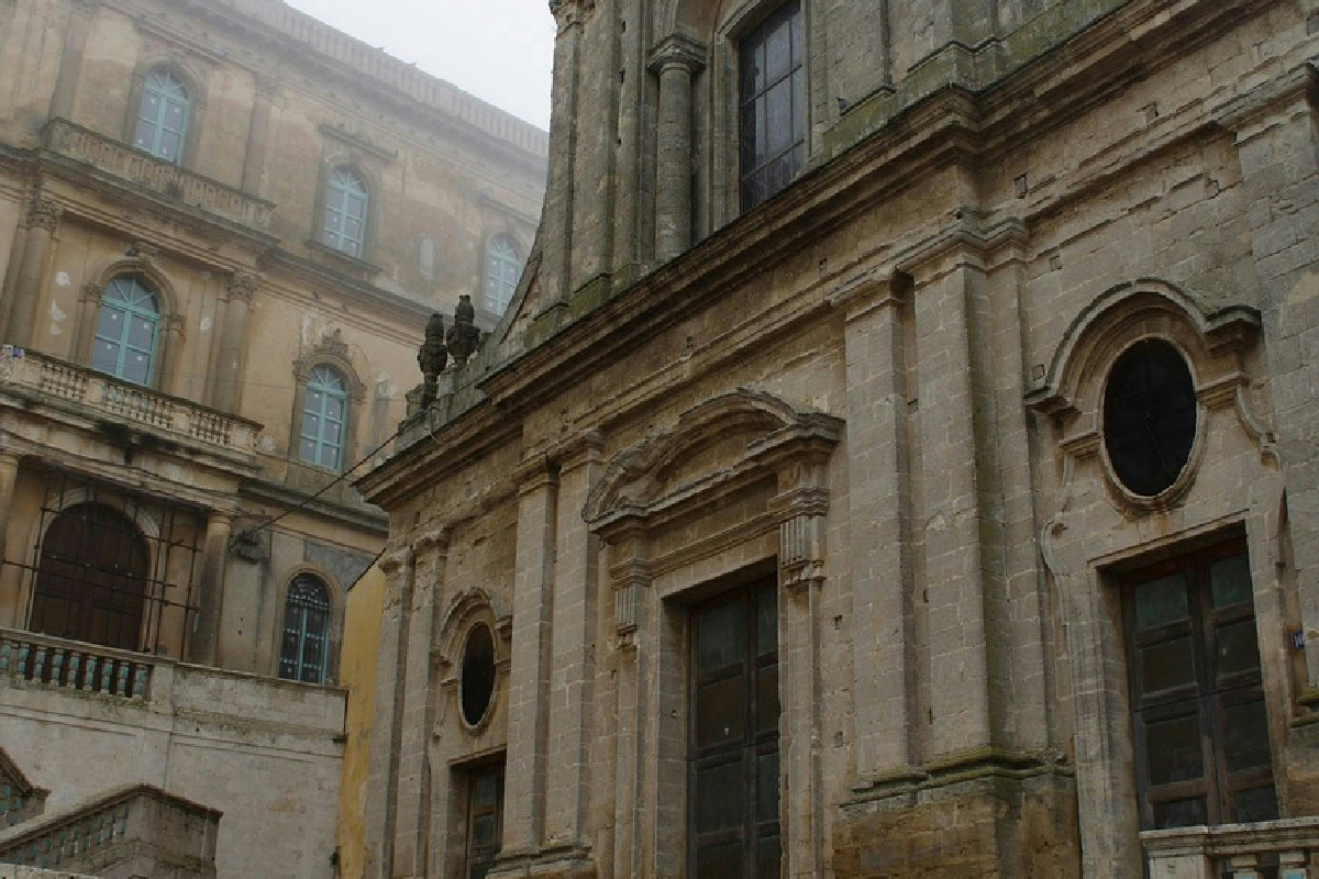 Natale 2025 a Caltagirone: il borgo barocco tra presepi artigianali, ceramiche e luci festive magiche