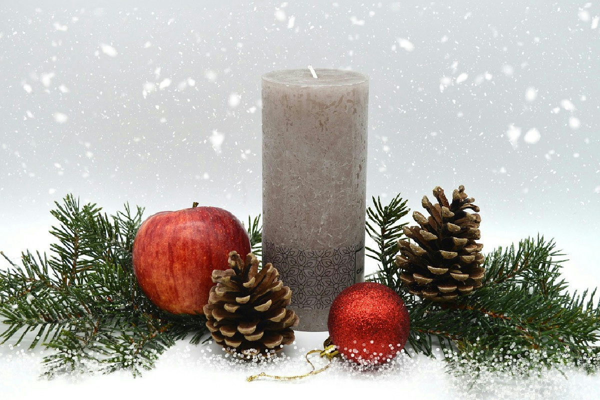 Il tradizionale centrotavola lascia spazio a uno stile nuovo per apparecchiare la tavola di Natale