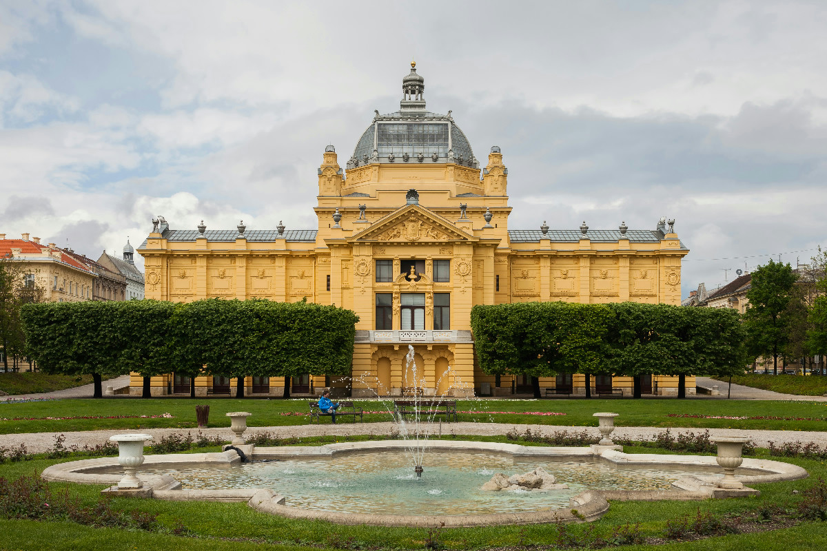 Zagabria si veste d’inverno con mercatini, luci e atmosfere da magico Natale europeo