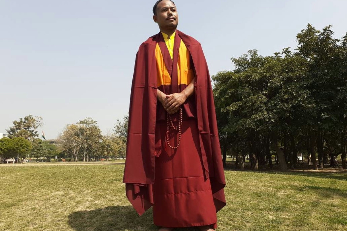 Le antiche vesti tibetane dei monaci buddhisti: simboli di protezione e spiritualità profonda