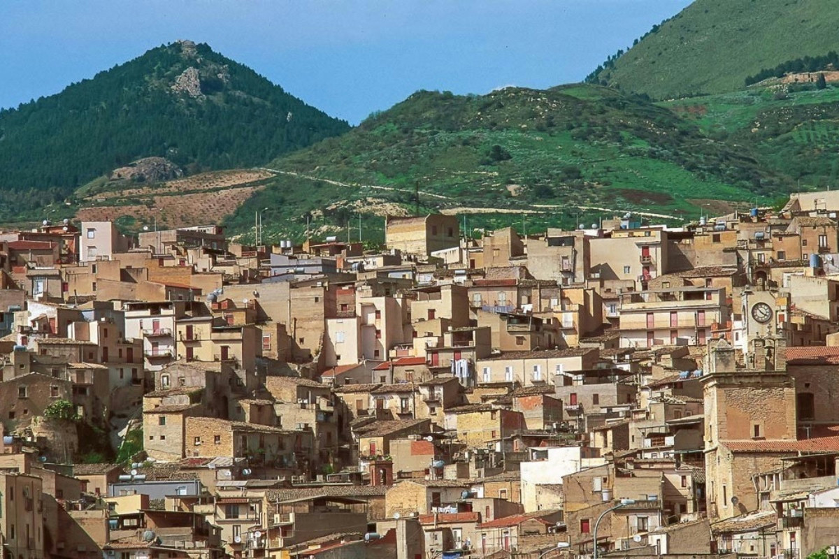 Il borgo siciliano dove le campane raccontano un’antica tradizione senza tempo