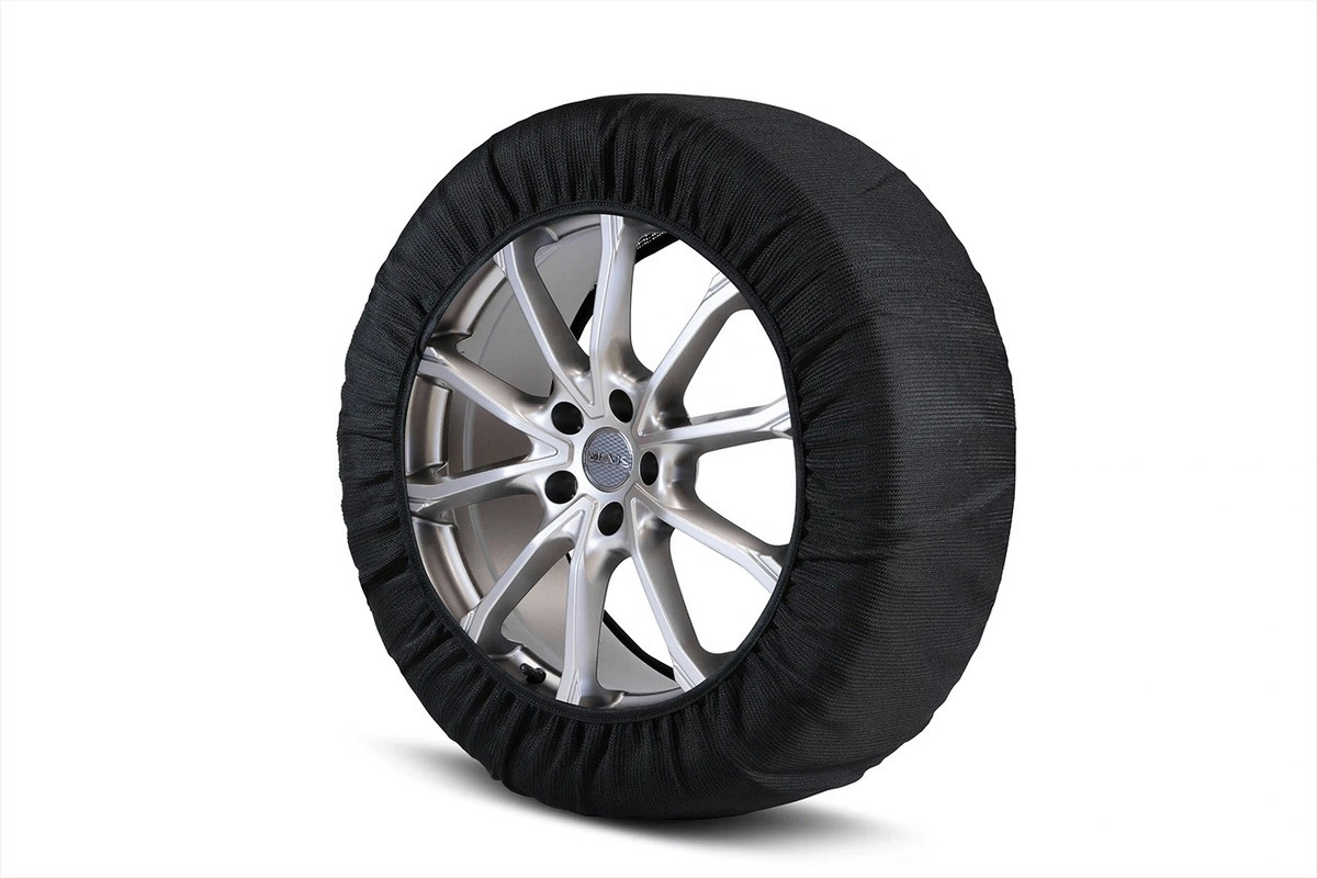 Calze da neve o pneumatici invernali: guida pratica per sicurezza e risparmio nella stagione fredda