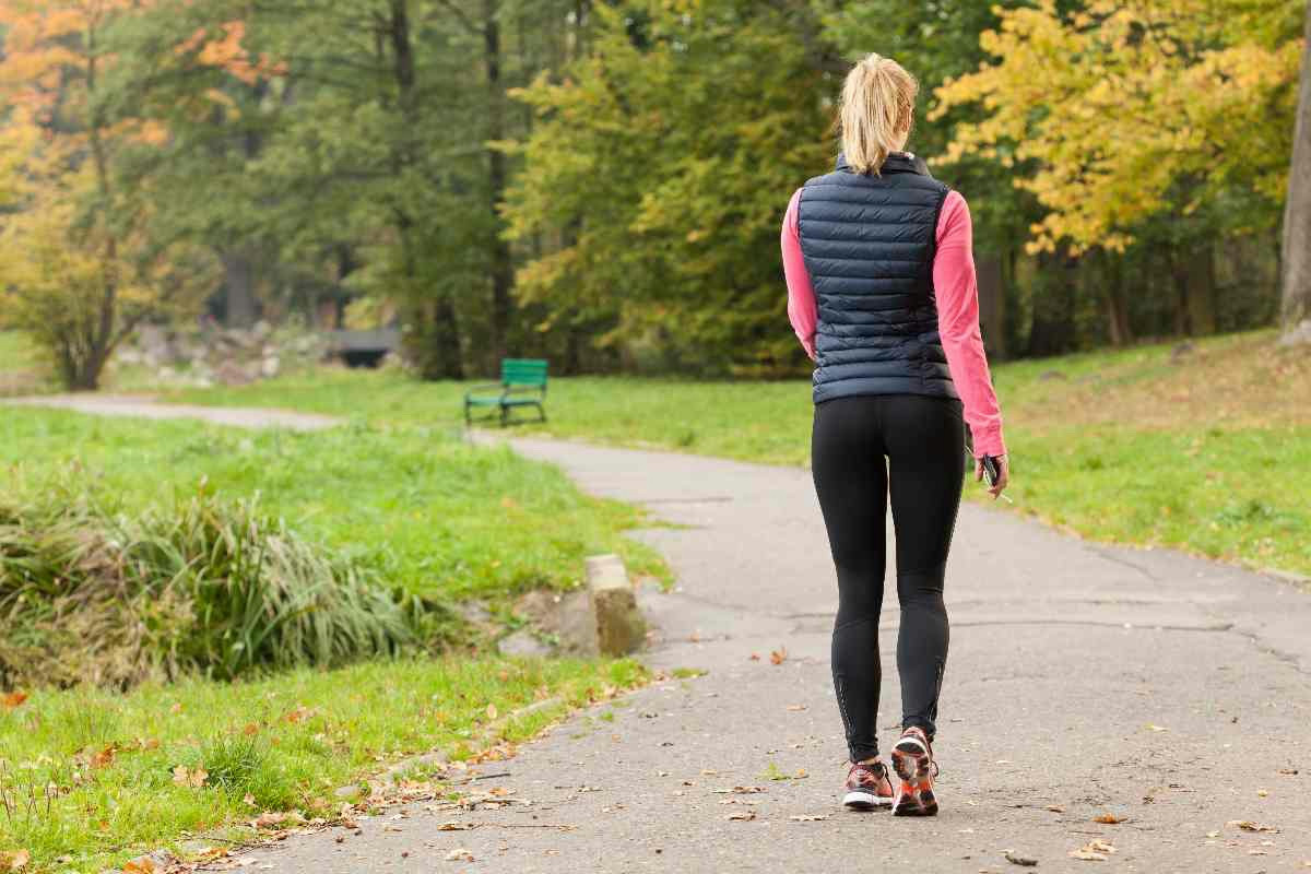 Camminare migliora la salute mentale: i benefici che crescono ad ogni passo effettuato