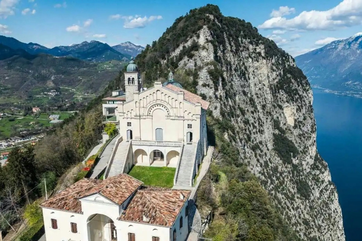 Il cammino lungo il lago tra paesaggi incantati, natura, arte e viste senza paragoni