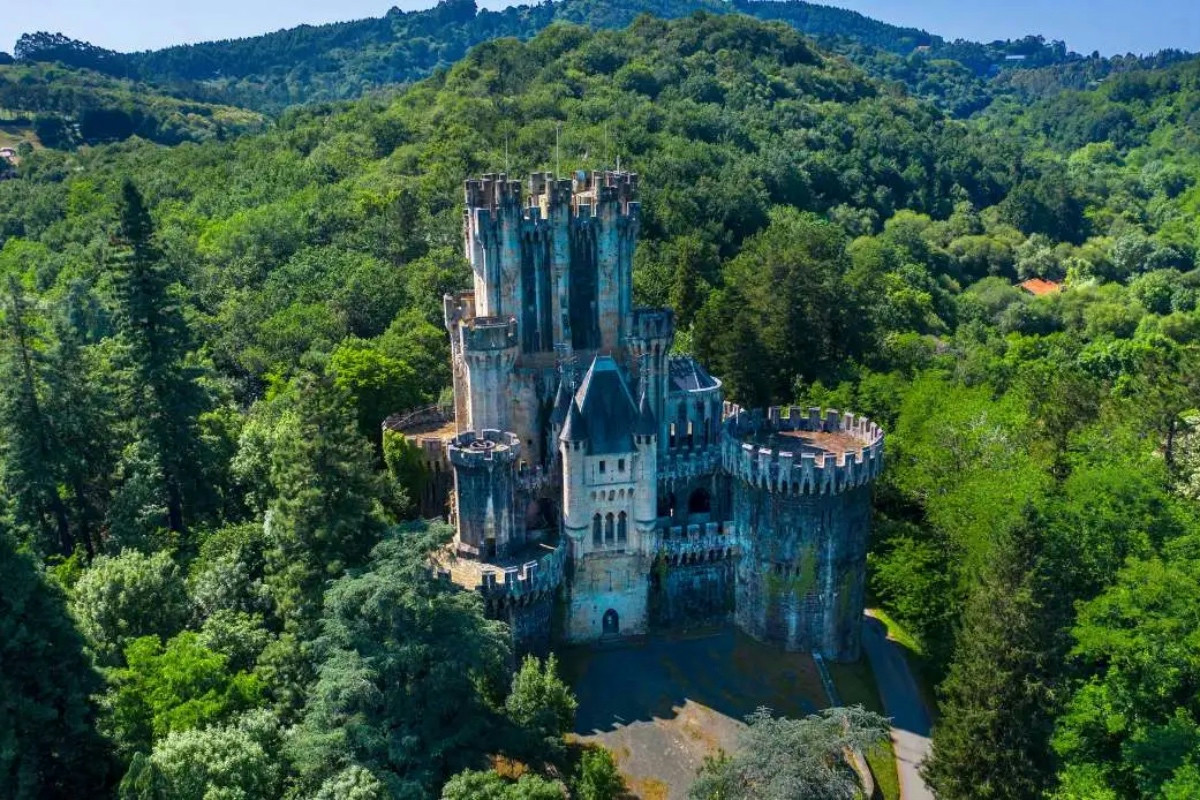 Il castello fiabesco spagnolo con un'architettura unica che ricorda la magia della Baviera