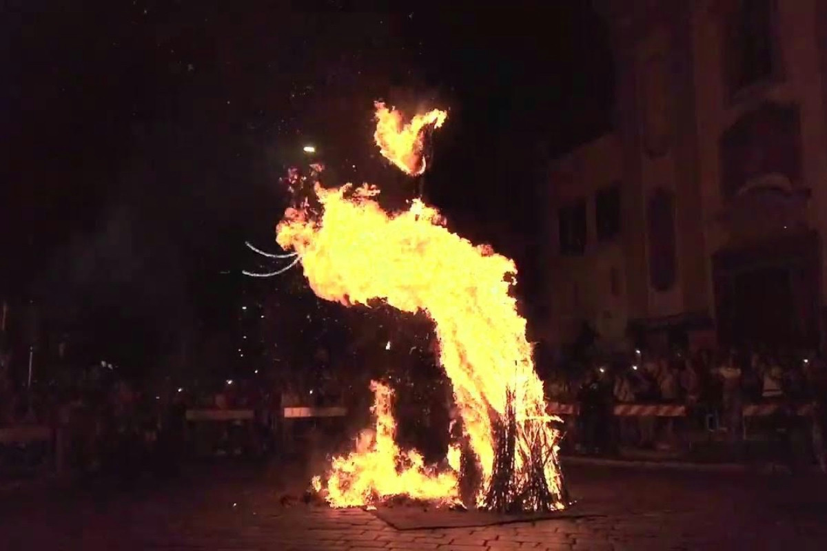 Dal cetriolo portafortuna al rogo del diavolo: tradizioni natalizie insolite e affascinanti da scoprire