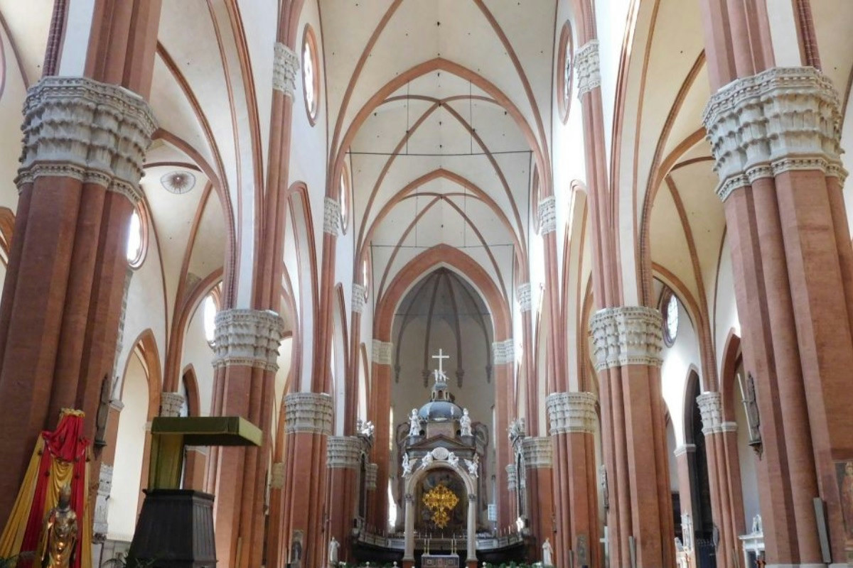 La chiesa gotica di Bologna lunga 132 metri e larga 60, tra le più grandi d'Italia