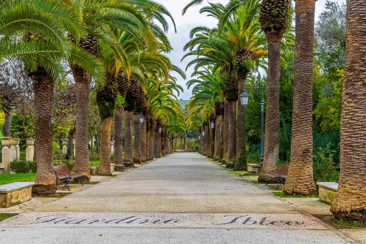 La città ocra di Sicilia dove la tradizione barocca incanta tra le storiche vie del centro