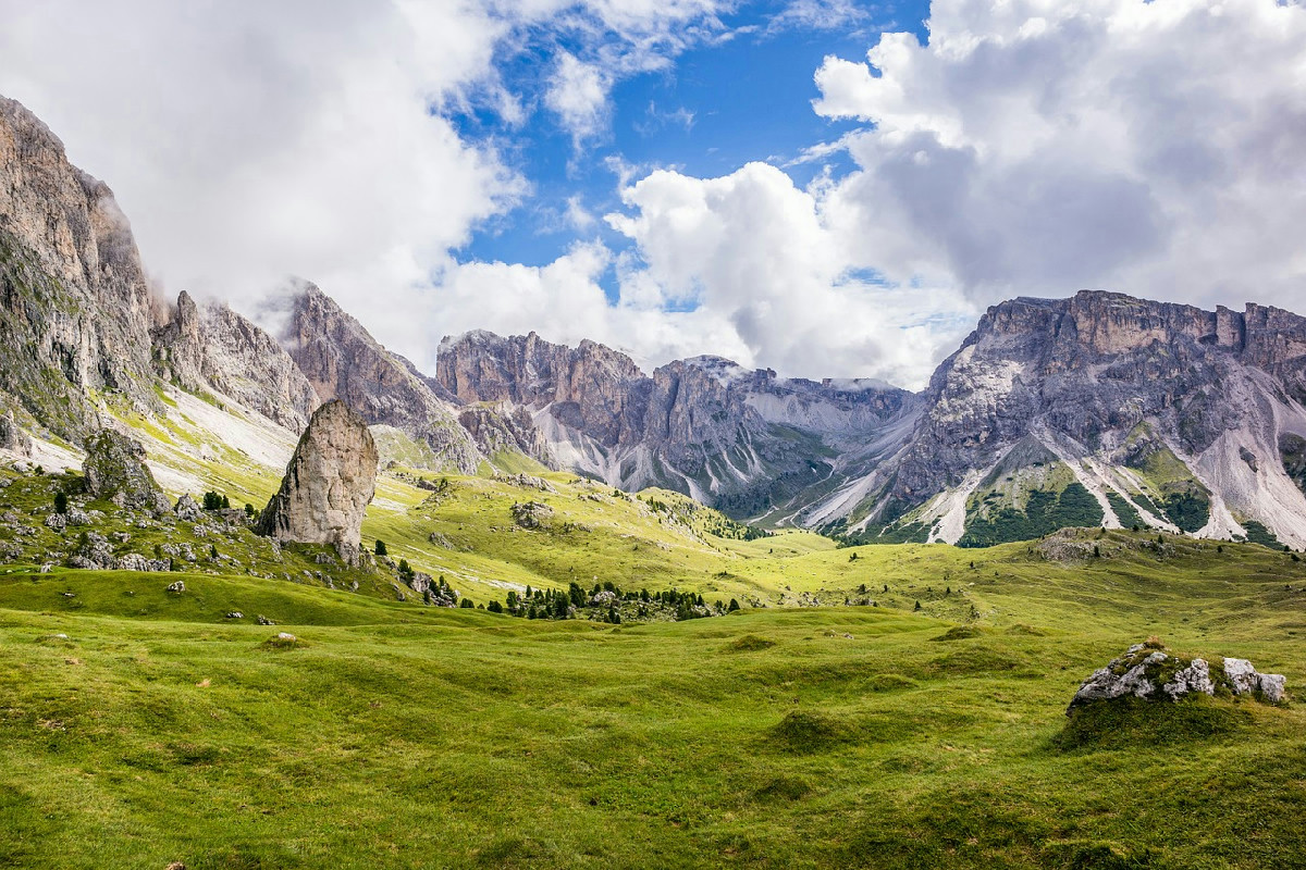 Nel cuore delle Dolomiti si erge una scultura di 7 metri tra i segni della tempesta Vaia