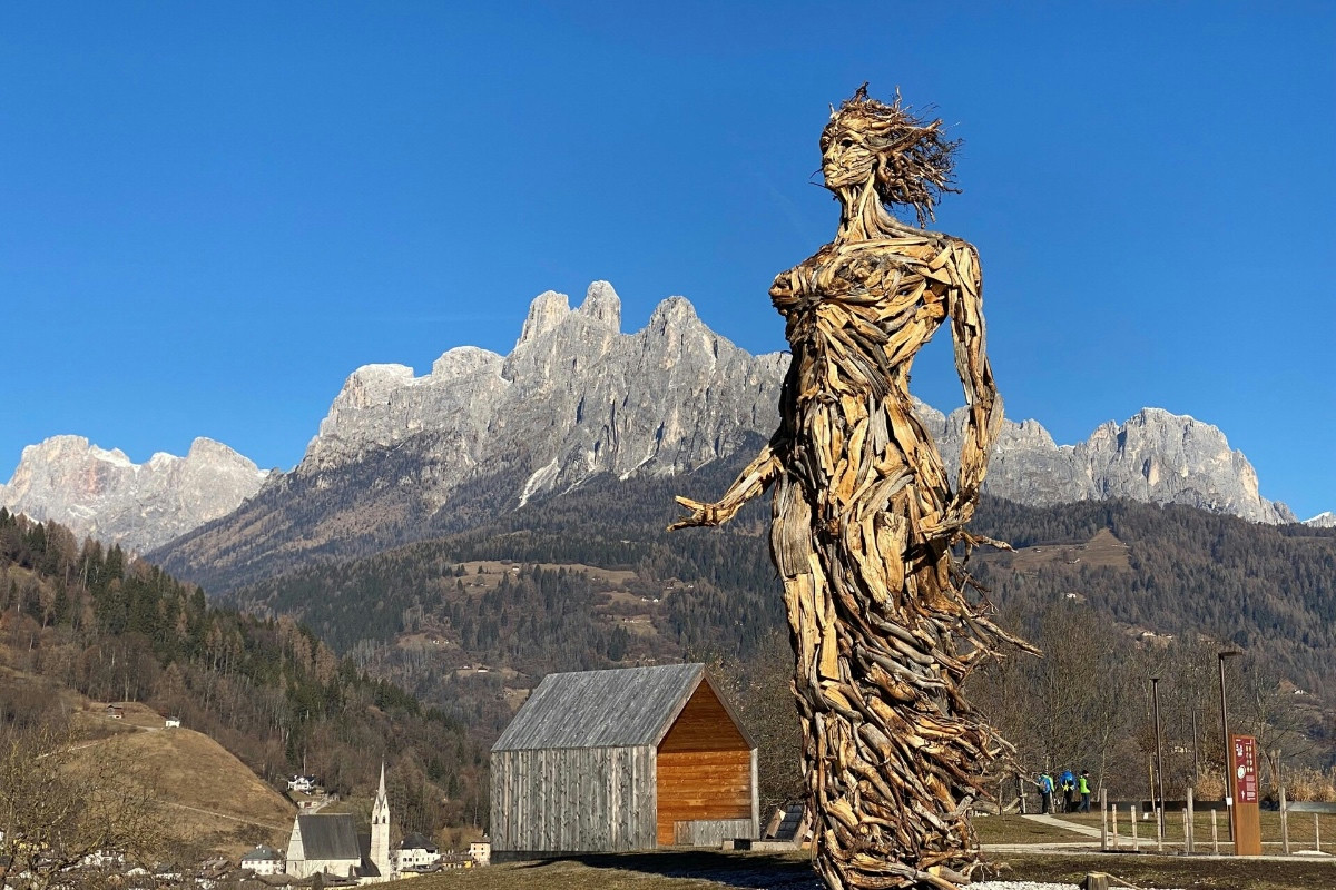Nel cuore delle Dolomiti si erge una scultura di 7 metri tra i segni della tempesta Vaia