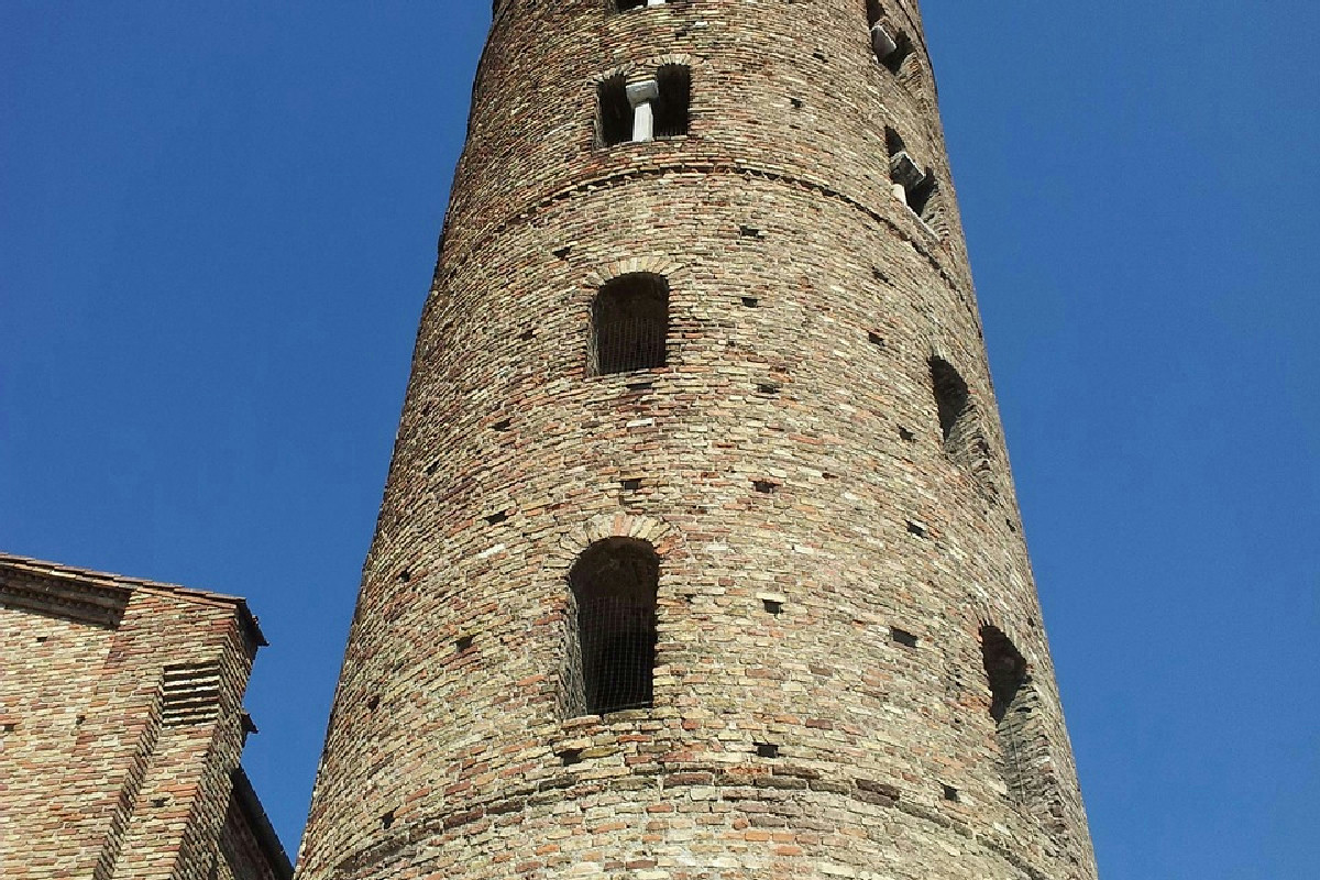Una semplice chiesa nasconde un interno ricco di meraviglie da scoprire entrando al suo interno