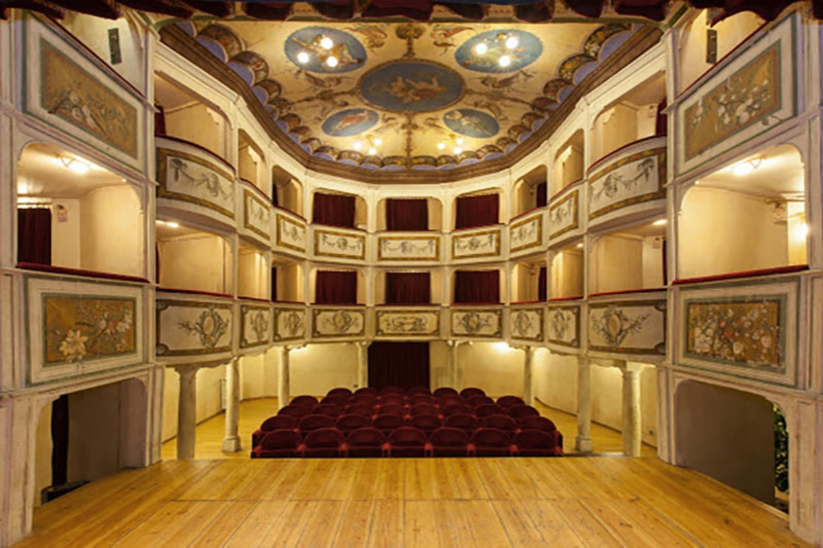Un teatro intimo da 99 posti immerso tra le colline umbre: il palco più raccolto al mondo